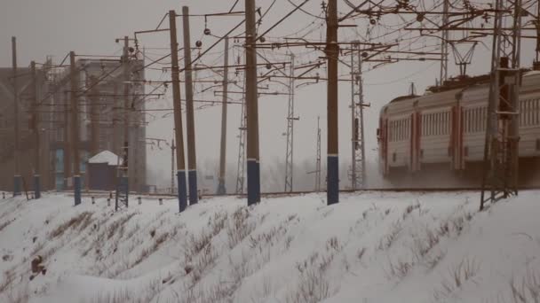 Залізниця взимку, їзда на поїзді — стокове відео