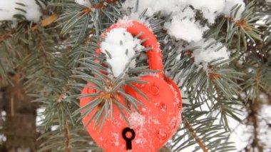 Kırmızı kalp şeklinde kilit Şubesi