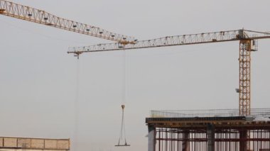 İnşaat vinç kaldırma. İnşaat alanı