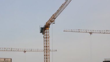 İnşaat vinç kaldırma. İnşaat alanı