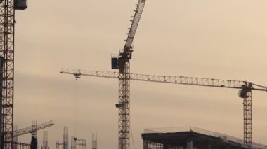 İnşaat vinç kaldırma. İnşaat alanı