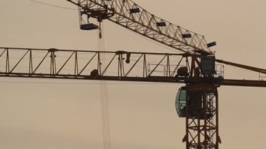 İnşaat vinç kaldırma. İnşaat alanı