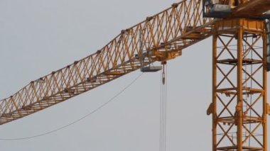 İnşaat vinç kaldırma. İnşaat alanı