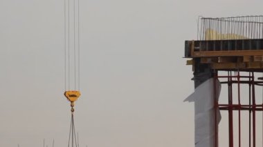 İnşaat vinç kaldırma. İnşaat alanı