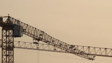 İnşaat vinç kaldırma. İnşaat alanı