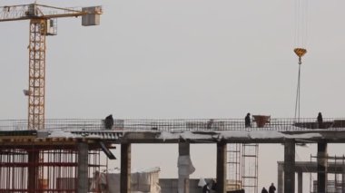 İnşaat vinç kaldırma. İnşaat alanı