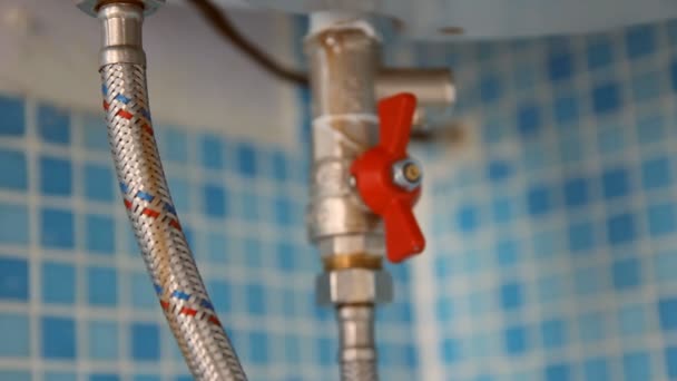 Ohřívač vody v koupelně (kotel) — Stock video