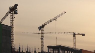 İnşaat vinç kaldırma. İnşaat alanı