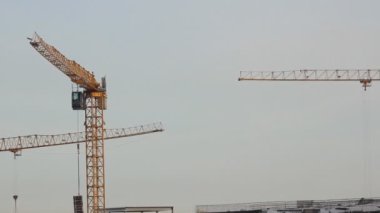 İnşaat vinç kaldırma. İnşaat alanı