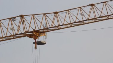 İnşaat vinç kaldırma. İnşaat alanı