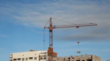 İnşaat vinç kaldırma. İnşaat alanı