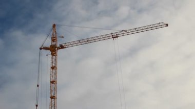 İnşaat vinç kaldırma. İnşaat alanı