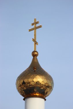 Rus Ortodoks Kilisesi. kubbe ve mavi gökyüzü arka plan üzerinde bir haç