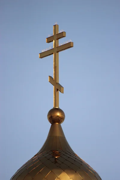 Russisch-orthodoxe Kirche. Kuppel und Kreuz vor blauem Himmel — Stockfoto