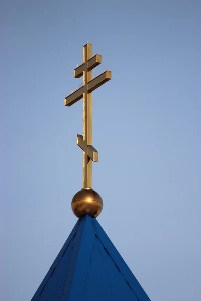 Russisch-orthodoxe Kirche. Kuppel und Kreuz vor blauem Himmel — Stockfoto