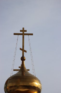 Rus Ortodoks Kilisesi. kubbe ve mavi gökyüzü arka plan üzerinde bir haç