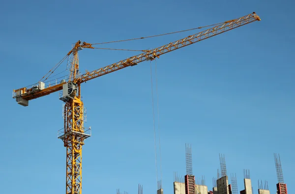 Guindaste de construção de elevação. estaleiro — Fotografia de Stock