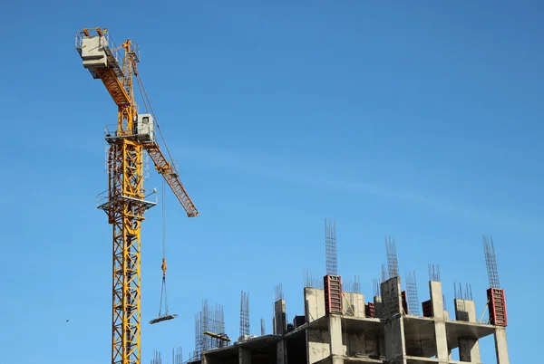 Guindaste de construção de elevação. estaleiro — Fotografia de Stock