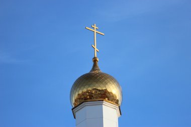 Rus Ortodoks Kilisesi. kubbe ve mavi gökyüzü arka plan üzerinde bir haç
