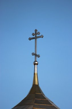 Rus Ortodoks Kilisesi. kubbe ve mavi gökyüzü arka plan üzerinde bir haç