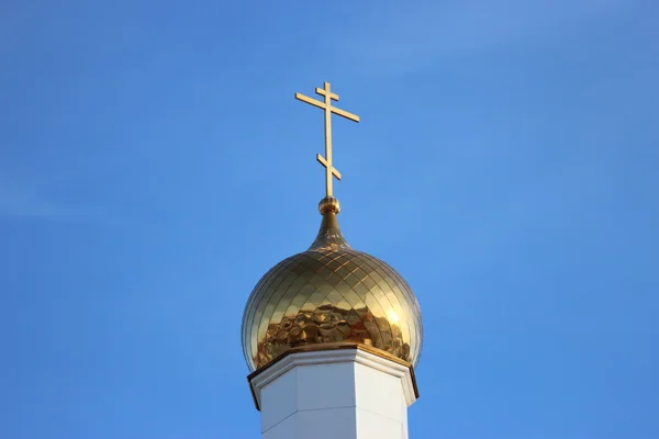 Rysk-ortodoxa kyrkan. kupol och ett kors på en bakgrund av blå himmel — Stockfoto