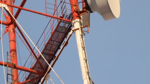 Telekommunikationen står hög med antenner för mobil kommunikation i himlen — Stockvideo