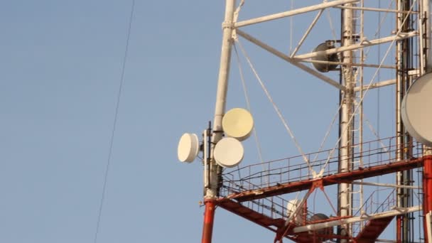 Torre de telecomunicações com antenas de comunicação celular no céu — Vídeo de Stock