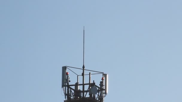 Torre de telecomunicações com antenas de comunicação celular no céu — Vídeo de Stock