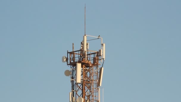 Torre de telecomunicações com antenas de comunicação celular no céu — Vídeo de Stock