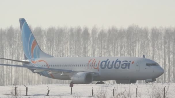 Boeing 737-800 авиакомпании flydubai — стоковое видео