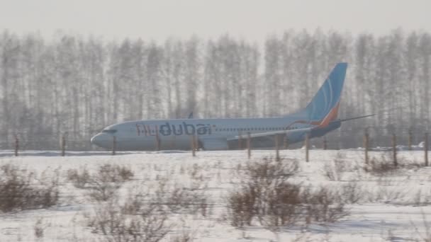 Boeing 737-800 авиакомпании flydubai — стоковое видео