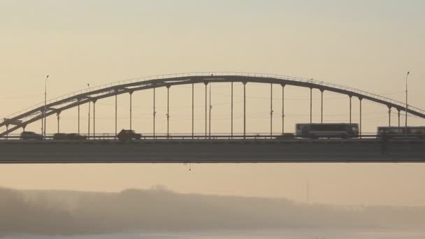 Straßenbrücke bei Sonnenuntergang — Stockvideo