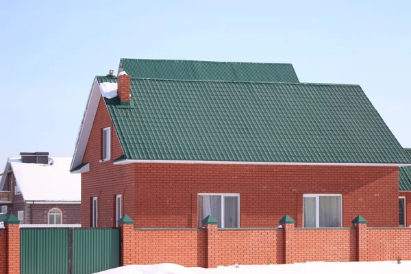 Domek wiejski dom z cegły. zima — Zdjęcie stockowe