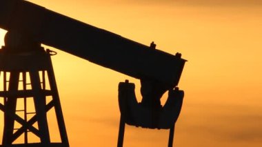 petrol üretimi. gün batımında yağ pompaları