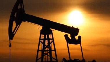 petrol üretimi. gün batımında yağ pompaları