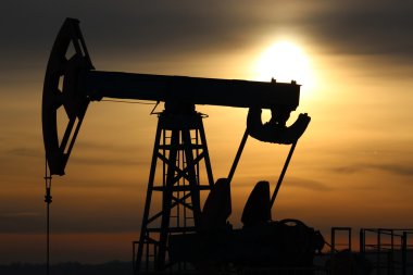 petrol üretimi. gün batımında yağ pompaları