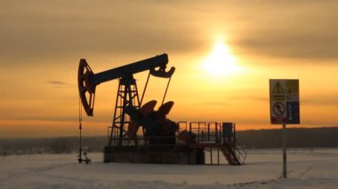 petrol üretimi. gün batımında yağ pompaları