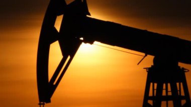 petrol üretimi. gün batımında yağ pompaları