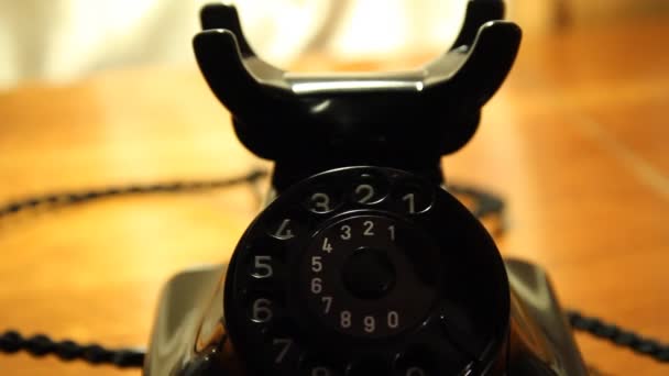 Vintage zwarte telefoon. man wijzerplaten — Stockvideo