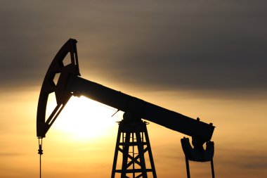 petrol üretimi. gün batımında yağ pompaları