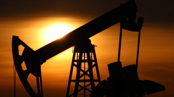Olieproductie. oliepompen bij zonsondergang — Stockfoto