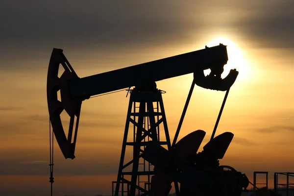 Producción de petróleo. Bombas de aceite al atardecer —  Fotos de Stock