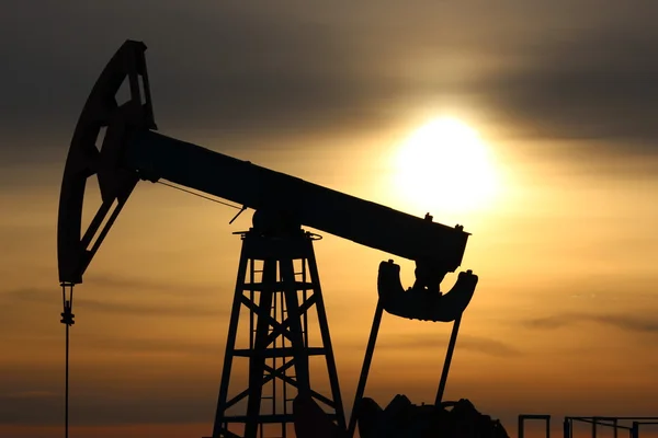 Oil production. Oil pumps at sunset — Stock Photo, Image