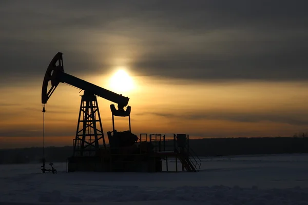 Producción de petróleo. Bombas de aceite al atardecer — Foto de Stock