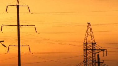 gün batımında yüksek gerilim kuleleri