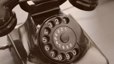 Vintage siyah telefon. adam sepya çevirir