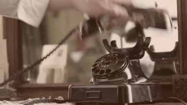 Vintage siyah telefon. adam sepya çevirir