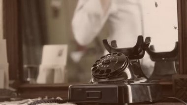Vintage siyah telefon. adam sepya çevirir