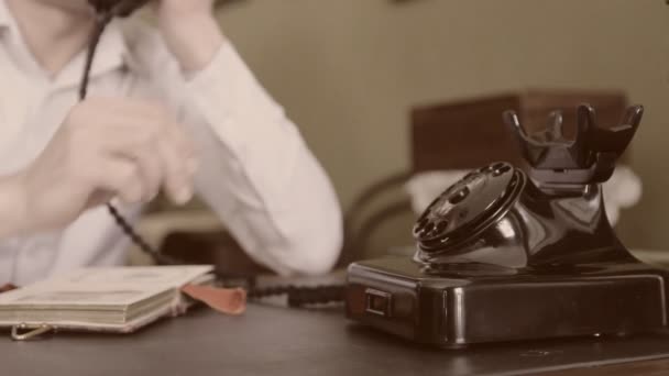 Vintage svart telefon. man ringer sepia — Stockvideo