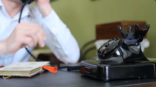 Meja. Mesin tik vintage, telepon lama . — Stok Video